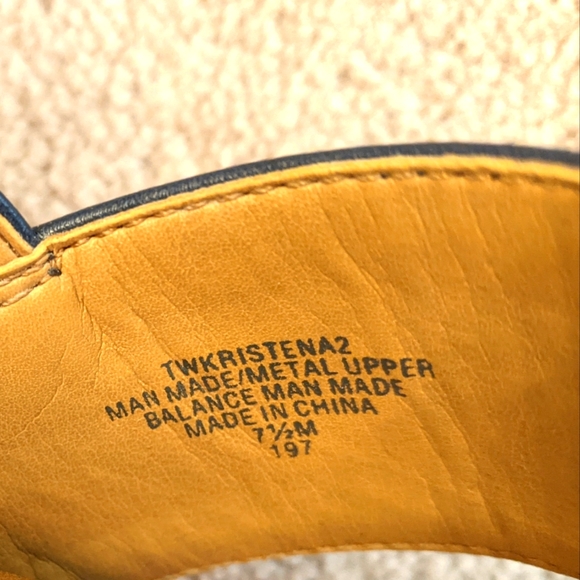 Tommy Hilfiger thong sandals, like new, worn twice, size 7 1/2 M - Picture 2 of 4